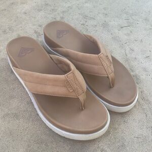 Roxy Women's Tan with White Sole Platform Thong Sandal Women's Size 9